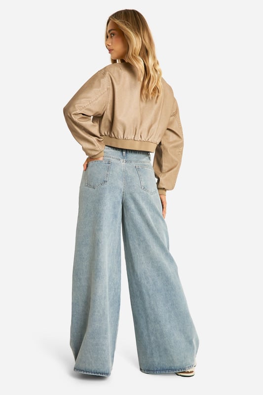 Seam Detail Extreme Wide Leg Denim Jeans Perfect for a new season update, the wide leg jean is your chance to make an effortless fashion statement when it comes to denim-led outfits. Anything but basic, our high waisted wide leg jeans are made from rigid denim, making them the perfect quality jean for day-to-day 'fits. Step out in retro-inspired wide jeans teamed with a basic white tee and oversized blazer for a look that brings vibes to all your plans. You in a wide leg... we can see it already.Style: Wide Leg JeansFabric: Cotton