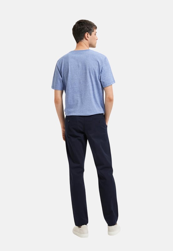 Tauchen Sie ein mit der Herren-Chinohose von Selected Homme. Mit ihrer schlanken Passform und dem schlanken Schnitt an den Oberschenkeln verleiht sie jedem Outfit eine moderne Eleganz. Die Paspeltaschen mit Knopf am Gesäß verleihen der Hose einen Hauch von Raffinesse und Funktionalität. Genießen Sie den ganztägigen Tragekomfort dank der hochwertigen Materialien und der sorgfältigen Verarbeitung. Die seitlichen Eingriffstaschen bieten praktische Aufbewahrungsmöglichkeiten für kleine Gegenstände. Der Reißverschluss und der Knopfverschluss sorgen für einen sicheren Sitz und ein einfaches An- und Ausziehen. Diese Chinohose ist perfekt für Männer, die einen anspruchsvollen Look mit einem Hauch von Lässigkeit suchen. Die Knöchellänge verleiht dem Style einen modernen Touch und ermöglicht es Ihnen, Ihre Lieblingsschuhe zu präsentieren. Die Gürtelschlaufen bieten die Möglichkeit, Ihren persönlichen Stil mit einem Gürtel Ihrer Wahl zu unterstreichen. Von lässigen Wochenendausflügen bis hin zu formellen Anlässen - diese Hose ist vielseitig einsetzbar und passt zu fast jedem Anlass. Erleben Sie den zeitlosen Stil und die Qualität von Selected Homme, die Ihren Look auf ein neues Level heben werden. Gönnen Sie sich den Luxus von Komfort und Stil - mit dieser Chinohose sind Sie immer perfekt gekleidet.