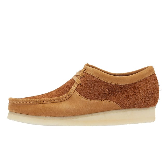 Introducing buttery tan suede uppers paired with a natural rubber crepe sole, finished elegantly with three Clarks Originals fobs.