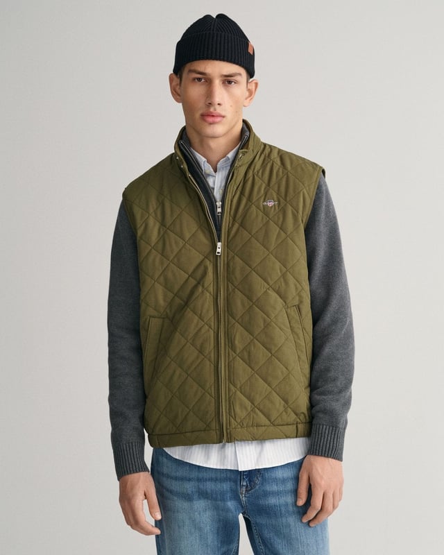 Crafted in a diamond quilting structure, this Quilted Windcheater Vest features recycled polyester padding and is treated with a water-repellent finish. Design details include a one-way zipper at the front, snap buttons at the collar, slanted welt side pockets and an elasticated hem and cuff with a press button adjuster.
Regular fit  Above hip length  Diamond quilting  Water-repellent 
&nbsp;
Shell - Polyester 100%Lining - Polyester 100%Padding - Recycled Polyester 100%
&nbsp;
7006341
&nbsp;
&nbsp;