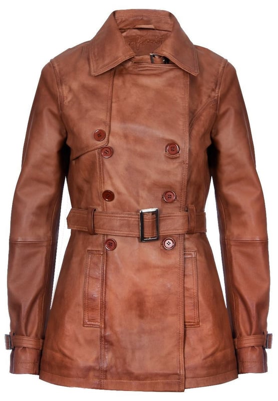 Treffen Sie zeitlose Eleganz mit unserem klassischen Trenchcoat. Dieses zweireihige Meisterwerk zeigt die ikonischen Merkmale, die den Trenchcoat-Stil ausmachen. Sein traditioneller Drei-Knopf-Verschluss führt zu einem gekerbten Kragen, der mit einer Schnalle gesichert werden kann und für zusätzliche Wärme an einen klassischen Hemdkragen erinnert. Die längere Länge der Jacke bietet zusätzlichen Schutz vor Kälte und macht sie zu einem vielseitigen Must-have für die Wintergarderobe. Wichtige Designelemente:  Hergestellt Aus 100 % hochwertigem, ultraweichem Nappaleder für unübertroffene Qualität und Komfort. Klassischer Trenchcoat-Stil mit zweireihigem Design und Knopfverschluss. Verstellbarer Bindegürtel und Riemen an der Bündchen sorgen für eine maßgeschneiderte Passform, die sich Ihrer Figur anpasst. Eingekerbter Kragen mit Schnalle für zusätzlichen Stil und Wärme. Zwei diskrete Handwärmtaschen an der Taille bieten praktischen Stauraum.  Dieser Trenchcoat kombiniert mühelos zeitlosen Stil mit Funktionalität und macht ihn zu einem Must-have für alle, die klassische Mode und Schutz vor den Elementen schätzen. Werten Sie Ihre Garderobe mit diesem ikonischen Stück auf.