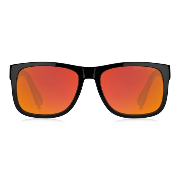 Gafas de sol TH1556S con montura de acetato.

Forma y diseño:
- Estas gafas Tommy Hilfiger tienen una silueta cuadrada clásica.

Material de la montura:
- La montura de estas gafas está fabricada en acetato, un material plástico.
- El acetato proporciona durabilidad, flexibilidad y un acabado liso a la montura.

Patillas de acetato:
- Las patillas también están hechas de acetato, a juego con el material de la montura.
- El acetato en las patillas las hace livianas y cómodas de llevar.

Detalles de la marca:
- Grabado de la marca Tommy Hilfiger en el lente.
- Estos elementos de diseño ayudan a identificar claramente el modelo como parte de la colección de gafas Tommy Hilfiger.

Lentes:
- Los lentes son de alta calidad.
- Estos lentes proporcionan una excelente protección UV y una visión nítida y clara.
 Medidas: Alto lente: 43 mm. Ancho lente: 56 mm. Puente: 18 mm. Patillas: 140 mm.
 Composición: Acetato
 Cuidados:
Utiliza un paño de microfibra suave y limpio para limpiar tus gafas de sol. Este tipo de paño no rayará los lentes.
Evita usar productos de limpieza abrasivos, detergentes, alcohol o acetona, ya que pueden dañar los lentes y los tratamientos antirrefleja