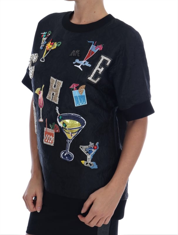 Helt ny med etiketter  
Kortärmad crewneck-pullovertröja  
Svart färg med flerfärgad cocktailmotiv med kristallprydd broderi  
Logodetaljer  
Tillverkad i Italien  
Materialkomposition: 21% bomull, 60% polyester, 19% siden