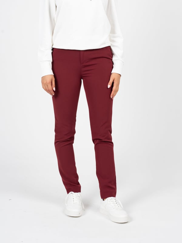 Ajuste a medida que realza la figura y proporciona un aspecto elegante, perfecto tanto para el día a día como para ocasiones más formales.

Abrochados con cremallera y un botón con logo, lo que les da un carácter único y garantiza comodidad y la seguridad de que los pantalones permanecerán en su lugar durante todo el día.

Perneras ligeramente estrechas que ofrecen un look moderno y hacen que los pantalones se combinen bien con diferentes tipos de calzado, desde elegantes zapatillas hasta deportivas sneakers.

La cintura media proporciona confort al llevarlos, al mismo tiempo que acentúa la cintura y añade armonía a la figura.

Con bolsillos laterales, que no solo son prácticos, sino que también añaden un encanto casual a los pantalones, permitiendo almacenar objetos pequeños.

En el bolsillo trasero, un detalle de la marca que destaca sutilmente y añade exclusividad y un carácter único a los pantalones.

Confeccionados con tejido de alta calidad que asegura durabilidad, comodidad y un aspecto elegante, lo que hace que los pantalones sean una prenda de larga duración.
