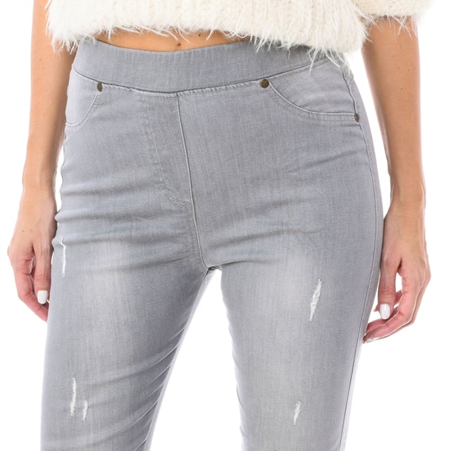 Stretch denim legging from the Dynamic brand.
 Long denim pants.
 Elastic waist without belt loops.
 Two pockets on the back.
 Two false pockets on the front.
 Narrow cut hems.
 Elastic fabric.
 Worn effect.
 Seams seen in tone.
 Composition: 90% Cotton, 7% Elastane
 Care:
Wash at maximum temperature 30º.
 Do not dry clean.
 Supports ironing at low temperature.
 Does not allow dryer.