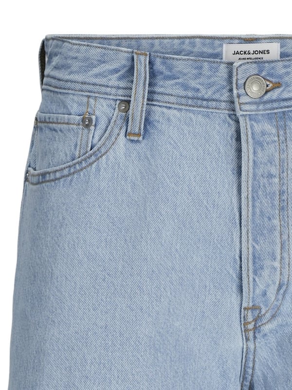 Diese Jeans-Shorts im lässigen Baggy Fit bringen entspannten Street-Style in jede Garderobe. Der weite Schnitt und das leichte Material sorgen für maximale Bewegungsfreiheit und hohen Komfort, perfekt für warme Tage. Mit klassischem 5-Pocket-Style bieten die Shorts jede Menge Stauraum: seitliche Eingrifftaschen, geräumige Gesäßtaschen und eine praktische Münztasche sind dabei stets griffbereit. Gürtelschlaufen sorgen für Flexibilität in Sachen Styling, während der Label-Patch am hinteren Bund einen dezenten Akzent setzt. Ideal für alle, die es entspannt und gleichzeitig stilbewusst mögen - lässig, komfortabel, und genau richtig für einen urbanen Look.