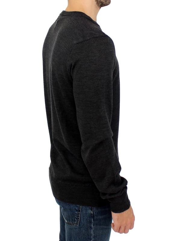 Fantastisk Costume National CNC grå rayonblandning crewnecktröja pullover  
Helt ny med taggar  
Klassisk design med rund hals  
Logodetaljer  
Tillverkad i Italien  
Materialkomposition: 90% rayon 6% acetat 4% polyester  
Inkluderar originaltaggar och påse från butiken  
Material: 90% rayon 6% acetat 4% polyester