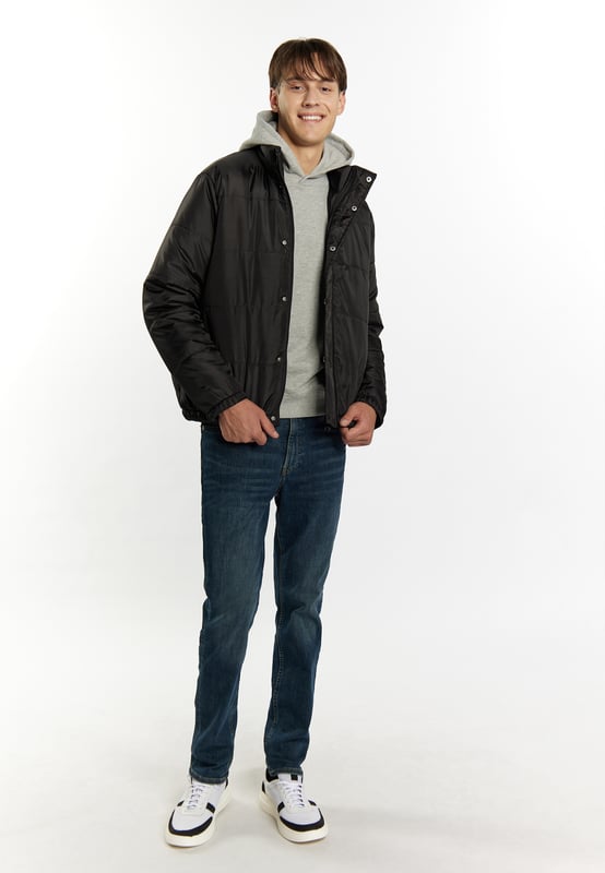 Leicht, wattiert und mit einem soften Schimmer versehen, präsentiert Mo diese gesteppte Blousonjacke für die kommende Herbst-Winter-Saison. Der hohe Stehkragen schützt dabei ebenso wie der verdeckte Reißverschluss mit Druckknopfleiste. Die elastischen Bündchen sorgen für eine ideale Passform und setzten abschließende Akzente.  Jacket