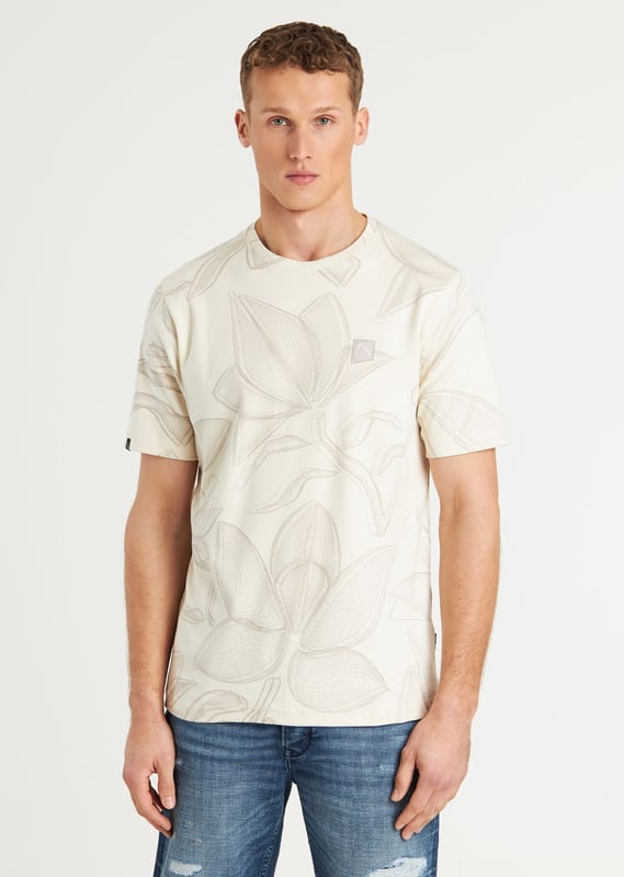 Das Wild ist ein Regular-Fit-T-Shirt mit einem Allover-Blumenmuster. Hergestellt aus Interlock-Baumwolle und versehen mit charakteristischen CHASIN'-Details.