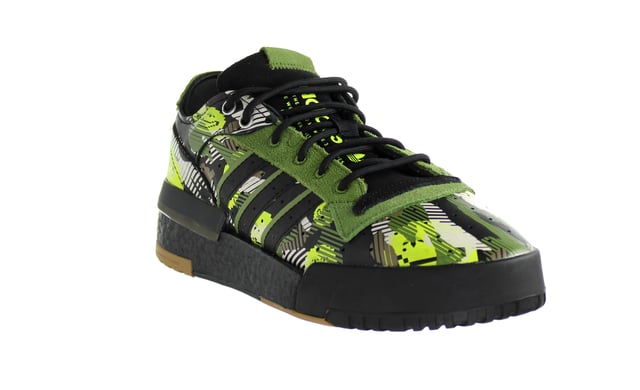 Adidas Rivalry RM Herren Grün/Schwarz Turnschuhe Die Adidas Rivalry RM Männer Grün/Schwarz Trainer verfügen über eine lebendige grüne und schwarze Farbkombination, eine mutige und energetische Note zu Ihrem Outfit hinzuzufügen. Die Trainer sind mit hochwertigen Materialien gefertigt, die Haltbarkeit und lang anhaltende Leistung zu gewährleisten.
Sie sind vielseitig einsetzbar und eignen sich für verschiedene Aktivitäten, vom Sport bis zum täglichen Tragen. Die Low-Top-Silhouette bietet Knöchelbeweglichkeit und einen modernen Look. Der Schnürverschluss ermöglicht eine sichere und verstellbare Passform, die sich an Ihre Vorlieben anpasst.
Die Turnschuhe sind mit der reaktionsfreudigen Dämpfungstechnologie von Adidas ausgestattet, die hervorragenden Komfort und Stoßdämpfung bietet. Dies sorgt für eine glatte und bequeme Schritt, ob Sie auf dem Platz sind, schlagen die Turnhalle, oder einfach zu Fuß herum.
Mit ihrem schlanken Design und Unterschrift Adidas Branding, bieten diese Trainer eine zeitgenössische und fashion-forward Ästhetik. Das Adidas-Logo ist prominent dargestellt, was das Engagement der Marke für Qualität und Stil.
Erhöhen Sie Ihre Leistung und Stil mit den Adidas Rivalry RM Männer Grün/Schwarz Trainer. Ob Sie für sportliche Schuhe oder ein modisches Statement suchen, bieten diese Trainer die perfekte Kombination aus Komfort, Haltbarkeit und Stil. Treten Sie in Ihre Aktivitäten mit Vertrauen und zeichnen sich mit diesen lebendigen und funktionalen Trainer.
