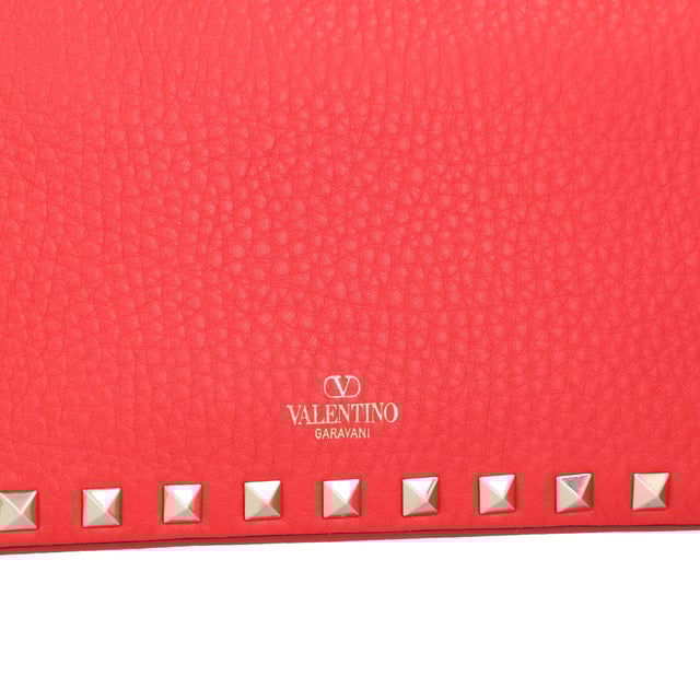VALENTINO GARAVANI ROCKSTUD Small crossbody bag in grained calfskin Iconic hook closure reinterpreted with stopper zip pull
- Metallic effect rivets and accessories
- Double closure: zipper and hook
- With handles and detachable shoulder strap, can be carried on the shoulder, crossbody or by hand
- Internal card slot
- Strap drop: 55 cm (vertical height from the middle of the strap to the top of the bag)
- Dimensions: W19 x H13 x D7 cm