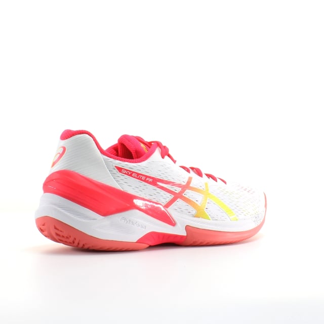 ¡El Asics Sky Elite FF es la nueva modelo de mujeres en la gama de voleibol ASICS! Como su nombre indica, el Sky Elite es el sucesor del Volley Elite FF y viene con un material superior recientemente desarrollado, una construcción modificada de entresuela y una suela exterior mejorada.

La nueva parte superior del zapato de voleibol femenino Sky Elite FF es transpirable y equilibra la estabilidad y la flexibilidad. ¡Gracias a la innovadora amortiguación de Flyte-foam, la nueva zapatilla ASICS Volleyball ofrece una excelente amortiguación en el antepié y el trasero! ¡Una tecnología de gel adicional en el área del talón asegura una absorción óptima de choque para saltos de altura!