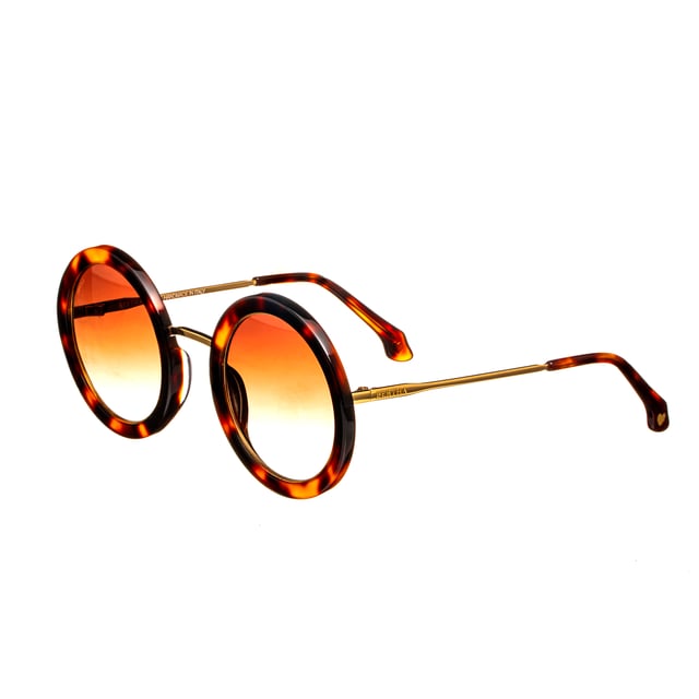 Montura de acetato ligero; Lentes CR-39 duraderas; Elimina el 100% de los rayos UVA/UVB; Brazos de alpaca de alta calidad; Bisagras estándar de acero inoxidable; Resistente a rayones e impactos;