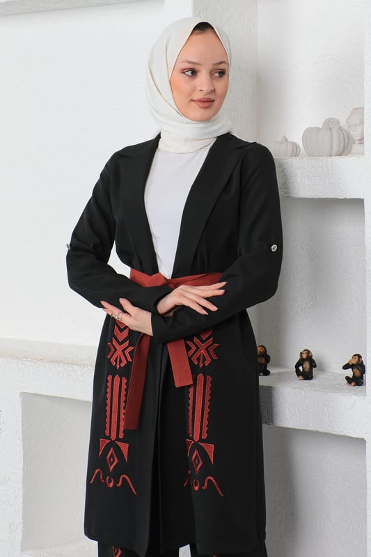 Stoffmerkmal: Hergestellt aus doppelter Stofflage.Produktmerkmal: Es handelt sich um ein neues Hijab-Modell der Saison ohne Futter. Die Jacke hat einen abnehmbaren Gürtel. Die Hose hat einen elastischen Bund. Aufgrund von Konzeptaufnahmen kann es zu leichten Farbunterschieden bei dem Produkt kommen. Das Model trägt Größe 38.Größe 38 Jackenmaße: Länge: 98 cm - Brust: 94 cm - Taille: 90 cm - Hüfte: 102 cmGr