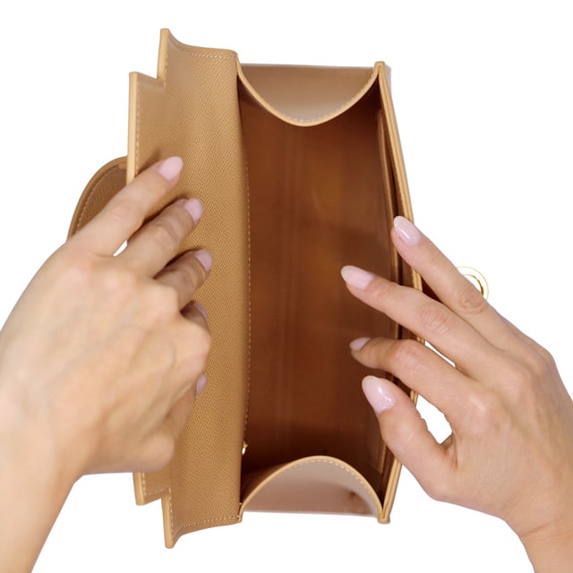 Handtasche CANNES - Mittleres Fach mit Seitenfach - Innenfach mit Reißverschluss - Wildlederfutter - Goldene Schnallenschließe - Verstellbarer und abnehmbarer Schulterriemen verfügbar - Logoté ATELIERS SAINT GERMAIN - Genarbtes Leder-Finish