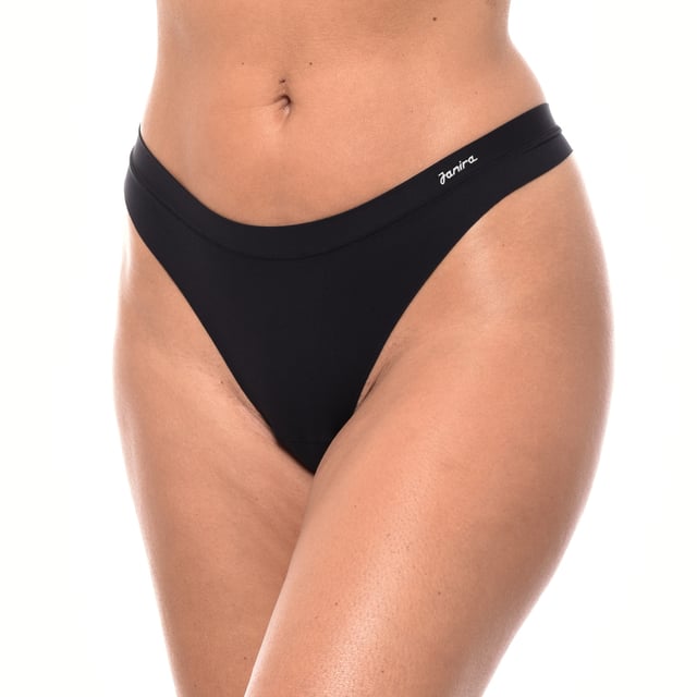 Tanga Janira Flexie Adapt

Una prenda con ajuste superior y elasticidad incomparable. La línea Flexie está confeccionada en poliamida de alta elasticidad, lo que garantiza una adaptación perfecta a cualquier tipo de silueta.

Diseñada con un doble refuerzo en la parte delantera, así como en los camales y la cintura, para ofrecer un extra de comodidad.

El corte láser en la zona de los glúteos asegura una máxima discreción, haciendo que la prenda sea completamente invisible bajo la ropa.

Con costura central en la parte trasera que se adapta de forma precisa a los glúteos, manteniendo la prenda en su lugar durante todo el día.

Disponible en una única talla que se ajusta desde la S hasta la XL, garantizando un ajuste impecable para todas.
 Composición: 75% Poliamida, 25% Elastano
 Cuidados:
- Lavar a mano o en ciclo delicado.
- Utilizar detergente suave.
- No usar lejía.
- Secar al aire.
- No planchar.