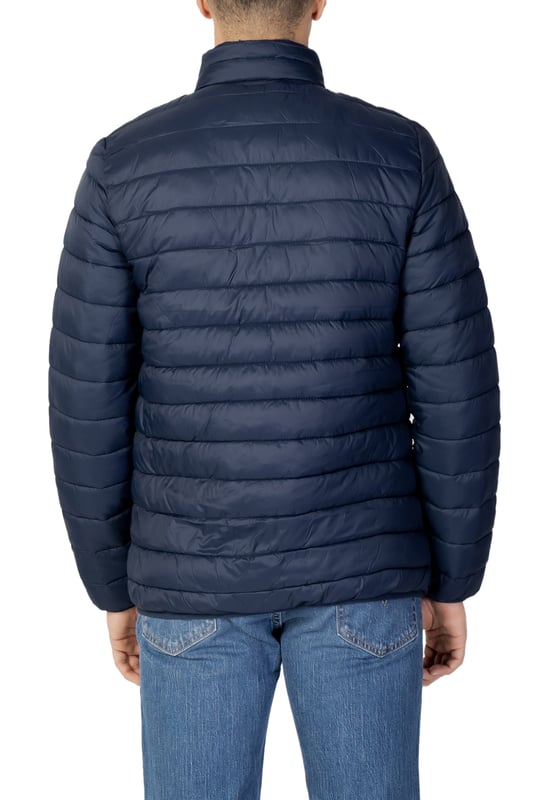 Aquascutum London Logo Marineblaue Aktive Jacke. Diese Aquascutum Navy Blue Jacke verfügt über ein Markenlogo auf der Brust. Der Stoff bietet hervorragende Wärme. Zentraler Reißverschluss, Reißverschlusstaschen, normale Passform. Markenlogo auf der Brust, wattierte Jacke. Leichter Mantel, Füllung: 100% Polyester, Futter: 100% Polyamid. Style Code: JK003 11
