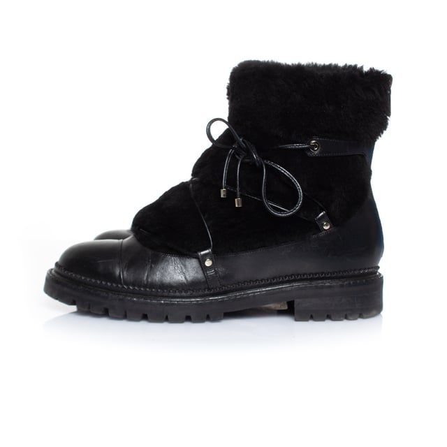VINTAGE, RRP AS NEW
Jimmy Choo, Fur embellished leather lace up boots. The item is in very good condition.
• CONDITION: very good condition 

• SIZE: 38.5

• INSOLE MEASUREMENTS: 25 cm

• HEEL MEASUREMENTS: 3 cm PLATFORM: 2 cm

• SHAFT HEIGHT: 16 cm WIDTH TOP: 14 cm

• FABRIC: leather, fur

• COLOUR: black