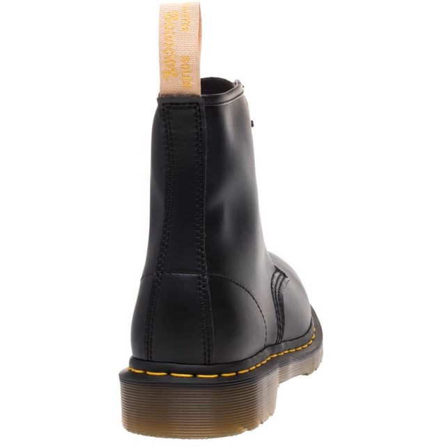 Eenvoudig. stijlvol en nu veganistisch vriendelijk. de 1460 laarzen van Dr. Martens zijn een mooi voorbeeld van mode met een geweten. De enkellaars heeft nog steeds de klassieke gele Z-Welt-steek en AirWair-luchtkussenzolen. maar het bovenwerk is in plaats daarvan gemaakt van synthetisch materiaal.