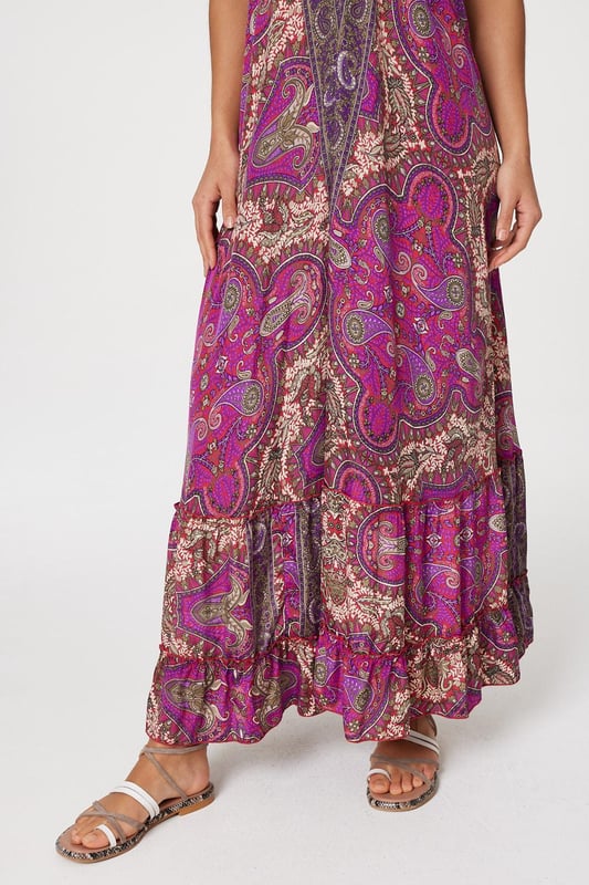 Add a statement print to your holiday closet with this maxi sun dress. It has a self-tie halter neck, sleeveless fit and a tiered maxi length skirt. Pair with flat sandals for an elegant poolside style, or elevate with heeled espadrilles for an evening out.