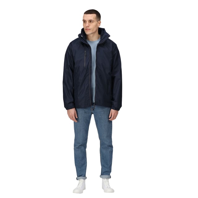 Buitenmaterialen: 100% gerecycleerd polyester. Voering: Verborgen ritssluiting, Softshell. Ontwerp: Eenvoudig. Stoftechnologie: Ademend, Duurzaam, DWR Finish, Isotex 10000, Waterafstotend, Waterdicht. 3 in 1, Getapete naden. Manchet: Verstelbaar, met treksluiting. Mouwtype: Met lange mouwen. Halslijn: Staande Kraag. Kenmerken van de kap: Verborgen. Zakken: 2 Zijzakken, 1 Borstzak, Rits. Bevestiging: Volledige ritssluiting. 25000g/m²/24 uur. Zoom: verstelbaar, zoom met schokkoord. Geschikt voor: Borduurwerk. Duurzaamheid: Gemaakt van gerecycled materiaal.