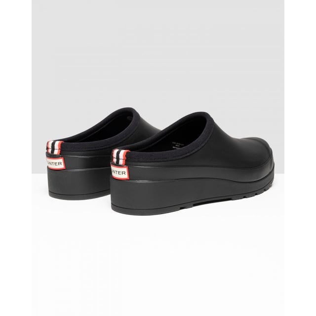 De Hunter Original Play Mules zijn perfect voor in de tuin of gewoon als een paar loafers om je dagelijkse klusjes in stijl te doen. deze zwarte waterdichte klompen zijn een strak alternatief voor je dagelijkse instapper. Neopreen voering zorgt ervoor dat je voeten knus en warm aanvoelen en de sleehak en branding voegen een chique uitstraling toe.