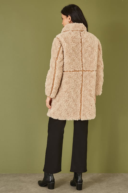 This coat is a seriously cool piece of outerwear to style this season. With a long biker style design, faux suede piping details and that stunning oversized collar for good measure. Wear with your everyday fits to keep cosy, with pockets and a side zipper.