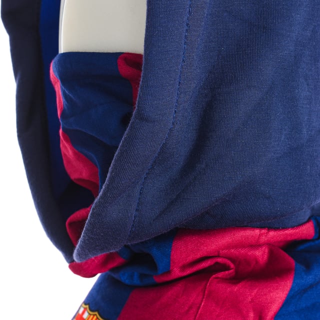 Capucha y braga de cuello con protección completa en días de frío.
Diseño: Fútbol Club Barcelona.
Complemento ideal para esquiar o practicar snowboard, el Hoodie BUFF cuenta con un tubular de microfibra elástico y con protección solar y una capucha de forro polar.
Doble capa en tubular.
 Medidas: Gorro y cuello: (Largo): 54cm Cuello (Ancho x largo): 22 x 23 cm
 Composición: 100% Poliéster
 Cuidados:
Lavar máximo a 40º. 
No usar lejía.
No permite planchado.
No lavar en seco.
No permite el uso de secadoras.