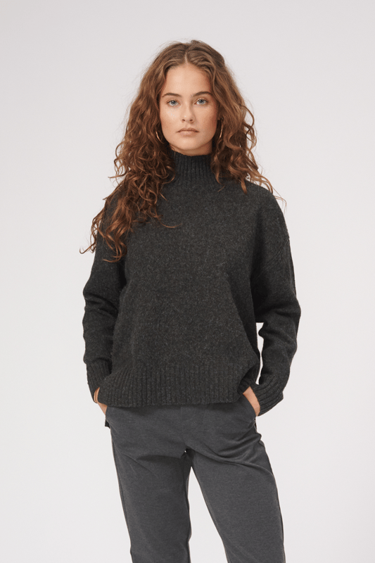 Turtleneck Knitwear de Teeshoppen   Este es un buen cuello de tortuga de Teeshoppen. Los cuellos de tortuga son especialmente buenos en los fríos meses de invierno cuando quieres usar algo más cálido. Pero los cuellos de tortuga también se pueden usar para la apariencia diaria en primavera y otoño. El cuello de tortuga es en realidad una opción obvia para varias ocasiones, ya que puede usarlo para crear muchos atuendos diferentes. La ropa de punto aparece aquí en gris oscuro. Es un color neutro que es ideal para el uso diario.    cuello de tortuga con cuello roll   Con esta ropa de punto, obtienes un cuello de tortuga. Esta ropa de punto con cuello de tortuga es perfecto para los meses fríos, ya que el cuello de tortuga te da calidez para tu cuello.    ¿Qué tamaño es la ropa de punto? XS, S, M, L y XL. Los tamaños están adaptados para mujeres.