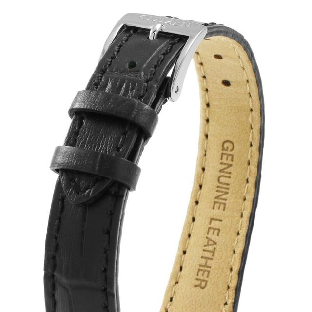 Diese Citizen Analoguhr für Damen ist das perfekte Zeitmessgerät zum Tragen oder Verschenken. Das silberne 28 mm runde Gehäuse in Kombination mit dem bequemen schwarzen Lederarmband sorgt dafür, dass Sie dieses atemberaubende Schmuckstück ohne Kompromisse genießen. Angetrieben von einem hochwertigen Eco-Drive-Uhrwerk und wasserdicht bis 3 bar, wird Ihre Uhr weiterhin ticken. Diese elegante Uhr verfügt über eine Eco-Drive-Technologie (aufgeladen durch jede Lichtquelle; benötigt niemals eine Batterie) - Die Uhr hat eine Kalenderfunktion: Datum, solarbetriebenes hochwertiges 19 cm langes und 13 mm breites schwarzes Lederarmband mit einer Schließe. Gehäusedurchmesser: 28 mm, Gehäusehöhe: 8 mm, Gehäusefarbe: Silber und Ziffernblattfarbe: Silber.