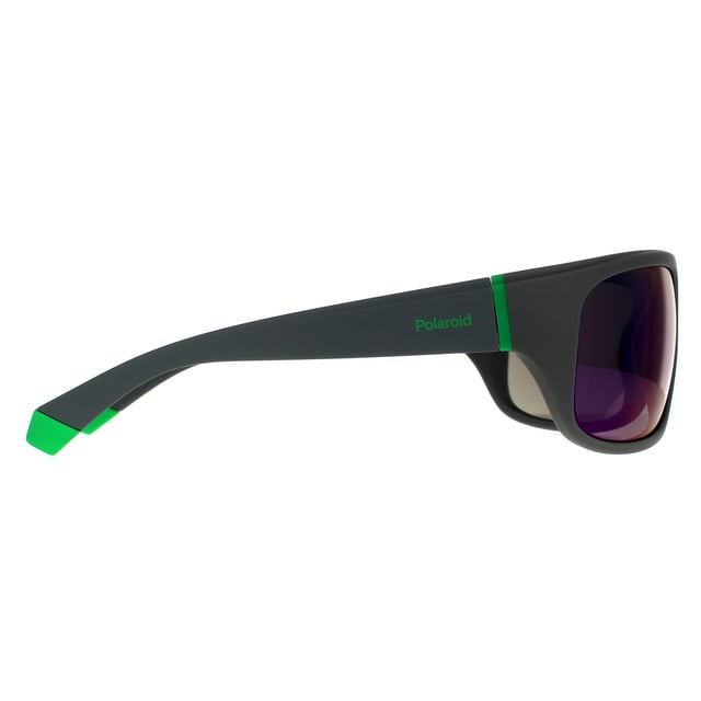 Gafas de sol Polaroid Wrap para hombre en gris verde con lentes espejados polarizados. Las Polaroid son un estilo deportivo envolvente con patas gruesas y lentes polarizados grandes para una protección ideal. La montura de plástico liviana está terminada con la marca Polaroid en las patas.
