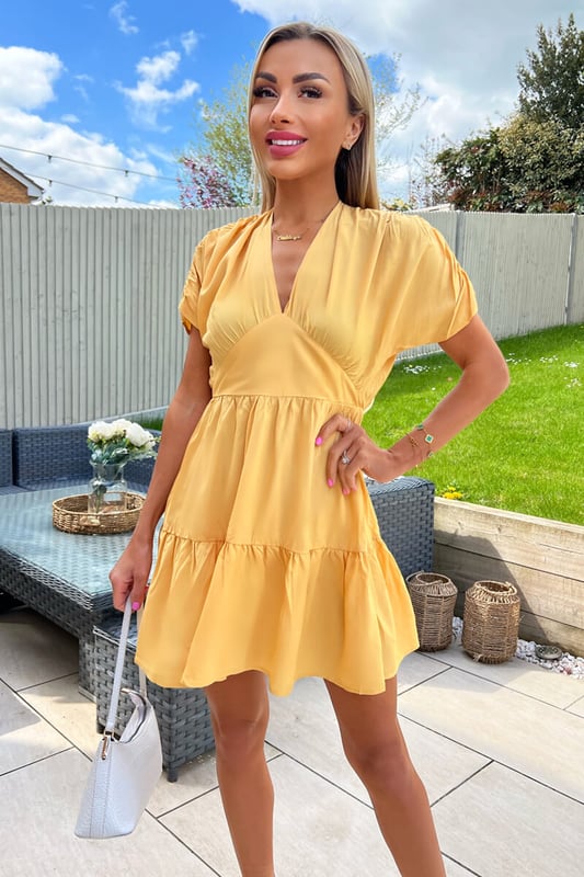 Our Yellow Short Sleeve Tie Back V Neck Mini Dress is the perfect day dress! Featuring a v-neck, short sleeves, tie back and a smock style mini dress. We'll be pairing with sandals and a cute bag!  Model wears: UK 8/ EU 36/ US 4 Model's height: 165cm/ 5'5" Approx length from centre back to hem: 89cm Fabric composition: 100% Polyester Colour: YELLOW