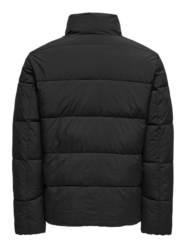 Diese Steppjacke vereint stilvolles Design mit funktionaler Wärme. Der hochschließende Kragen und der durchgehende Reißverschluss mit Kinnschutz bieten optimalen Schutz vor Wind und Wetter. Elastische Ärmelabschlüsse sorgen für eine bequeme Passform und verhindern Zugluft. Die leichte, aber warme Fütterung macht sie perfekt für kühle Tage, ohne dabei auf Bewegungsfreiheit zu verzichten. Die normale Passform garantiert angenehmen Tragekomfort und ausreichend Platz für zusätzliche Schichten. Egal ob in der Stadt oder in der Natur, diese Jacke ist der ideale Begleiter für die Übergangszeit. Funktionalität trifft hier auf schlichte Eleganz.