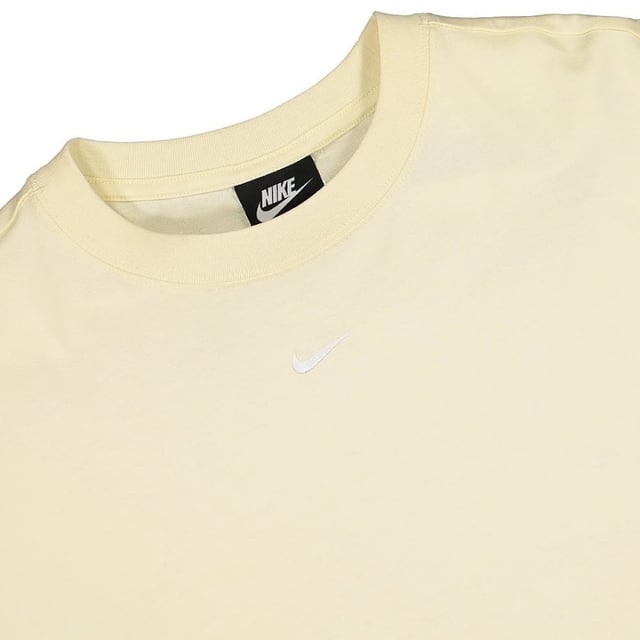 Werten Sie Ihren Stil mit dem cremefarbenen Nike-T-Shirt auf. Dieses kultige cremefarbene Shirt von Nike ist nicht nur modisch, sondern bietet auch eine bequeme Passform und erstklassige Qualit�t. Dieses Shirt ist perfekt f�r jeden Anlass und sorgt daf�r, dass Sie auffallen und sich selbstbewusst f�hlen., Cremefarbenes Nike-T-Shirt, 100 % Baumwolle, cremefarbenes T-Shirt, Swoosh-Logo auf der Brust, Swoosh-Logo, lockere Passform, gesticktes Branding,