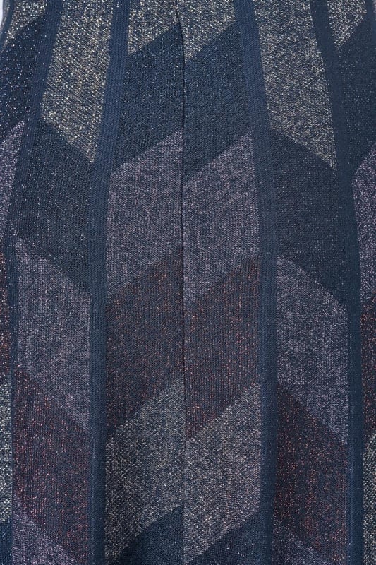 Wanneer je deze gebreide glitter rok van Mart Visser draagt, zullen alle ogen op jou gericht zijn zodra je binnenkomt. Voeg deze eyecatcher toe aan je garderobe en geef je kledingcollectie een boost. De Maddie glitter rok heeft een grafisch patroon met een veelkleurig vakspel. Het gebruik van metallic garen in de stof zorgt voor een subtiel glanzend effect. Deze gebreide glitter rok heeft een licht uitlopende pasvorm en valt ruim over de knie. Combineer dit ontwerp van Mart Visser met de bijpassende Marlou lurex trui voor een ultieme modieuze look. Of draag de unieke rok met de lila Angy top of een andere neutrale top. De Maddie gebreide glitter rok is ook verkrijgbaar in een groene variant. Elegance is always in style..!