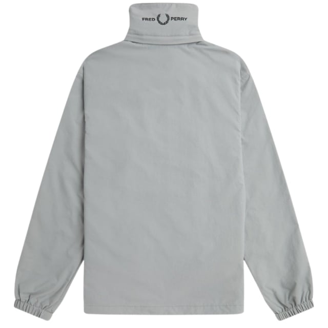 Fred Perry grijze jas met patchzak en ritssluiting Blijf warm en stijlvol in de Fred Perry grijze jas. Deze jas heeft een klassiek ontwerp en is perfect voor elk buitenavontuur. Terwijl de grijze kleur een vleugje verfijning toevoegt. Laat het koude weer je er niet van weerhouden om in stijl te verkennen., Merkbadge op de linkerborst, Grijze jas, Rits, Grijs, Materiaal: 100% Polamide, Voering: 100% Polyester, Centrale ritssluiting. Normale pasvorm, maat valt normaal, merkbadge linksvoor op de borst, elastische mouwuiteinden, 2 zakken met knoopsluiting