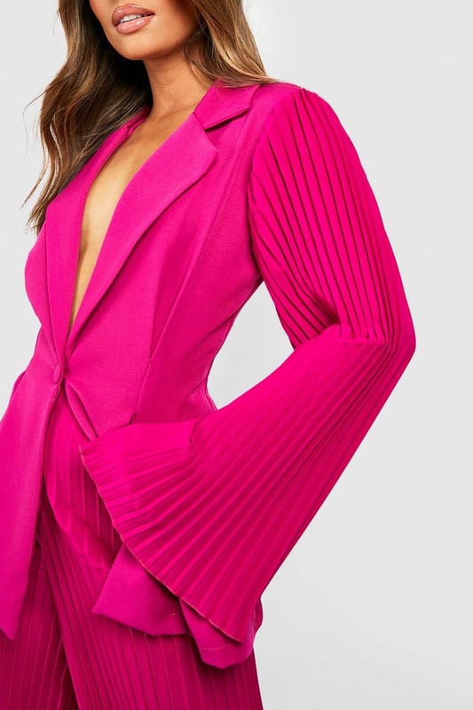 Pleated Flared Sleeve Tailored Blazer A menswear classic with a feminine edge, add a touch of soft tailoring to your wardrobe with a blazer. Resembling a suit jacket but cut more casually for an effortlessly chic look, blazers are the trans-seasonal piece you need. Featuring lapels and button detailing, we've got blazers for women who wanna bring a new kinda energy to their outfits. Team a double breasted blazer with some heel boots, or get on board with the oversized trend and go for longline pieces for an edgy vibe.Style: BlazerDesign: PlainFabric: Bi StretchLength: RegularNeckline: CollaredSleeve Length: Long Sleeve