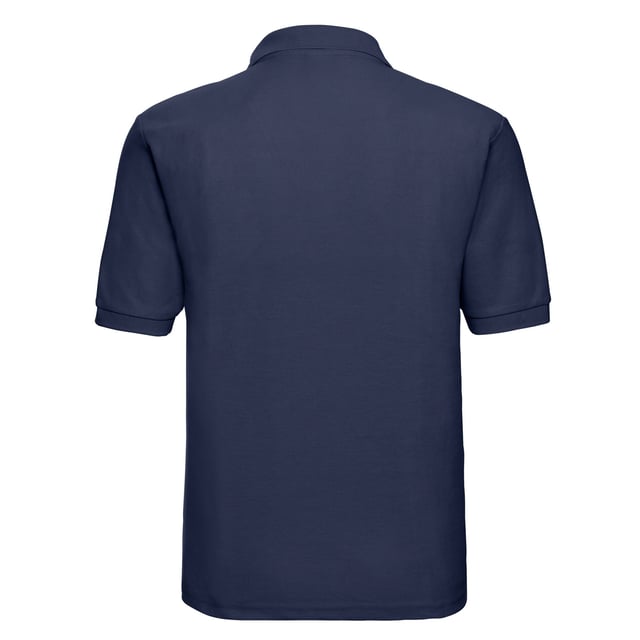 65% Polyester, 35% Ringgesponnene Baumwolle. Gewebetechnik: Strapazierfähig. Design: Unifarben. Knopfleiste mit zwei Knöpfen, Verstärkte Schultern, Selbstgefärbte Knöpfe, Ausschnitt mit Band, Doppelnadel-Stich. GSM (Gramm pro Quadratmeter): 215. Nachhaltigkeit: Amfori-Freigabe, Better Cotton Initiative, BSCI, Verein für faire Arbeit, Oeko-Tex Standard 100 zertifiziert. Bündchen: gerippt. Saum: gerippt. Kurzärmlig. Schaftrand zum Umklappen.