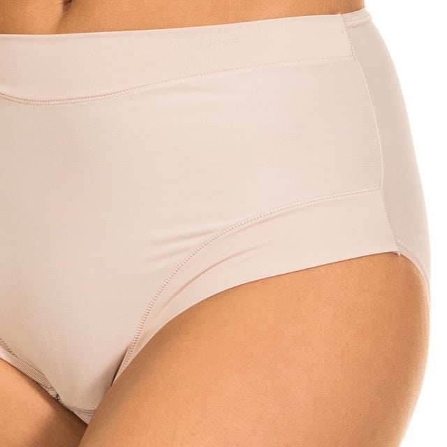 Slip Janira
 Hoge taille.
 Elastische tailleband.
 Merkdetail gedrukt op de bovenkant.
 Perfect Day Micro is een nieuwe slipserie die maximaal comfort combineert met de beste kwaliteit. Het is gemaakt van de nieuwste generatie microvezel, een stof die zich perfect aanpast dankzij de grote elasticiteit.
 Binnenvoering.
 Naden in toon zichtbaar.
 Samenstelling: 82% Polyamide, 12% Elastaan, 6% Katoen
 Onderhoud:
- Wassen op maximaal 30º.
 - Geen bleekmiddel gebruiken.
 - Niet in de droger.
 - Niet strijken.
 - Niet chemisch reinigen.
