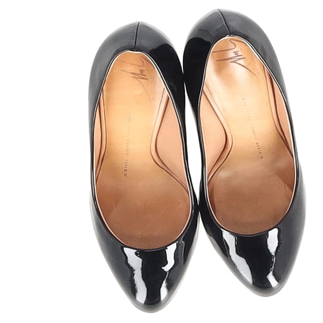 VINTAGE, RRP AS NEW
Elevate your look with the timeless elegance of the Giuseppe Zanotti Pumps in Black Patent Leather. These classic pumps feature round toes and sleek black patent leather, exuding sophistication and versatility. Complete with wood heels, these shoes offer both style and comfort, making them a sophisticated choice for any occasion.



with Dust bag

Giuseppe Zanotti Pumps in Black Patent Leather
Condition: good
Signs of wear: Minor markings, Lightly used but very well maintained. Minor mark at soles & creasing, light scuffing at the soles and heels.
Packaging: Dust bag
Color: black
Material: Leather | patent leather
Size: EU35.5
Measurements: Heel height: 120; Insole length: 280
SKU: NAPPUGBSH376188W