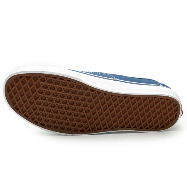 Especificaciones: Zapatillas de perfil bajo con pequeña etiqueta con logo en el lado externo y costuras en contraste Cordones: Cordones con cordón plano Tipo de suela: Waffle que garantiza un mayor agarre.