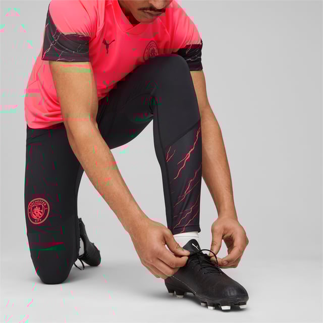 PRODUCT STORY: Calling all cityzens! Now you can show your support for Manchester City on and off the pitch. These pro pants come in the team colours feature dryCELL tech to wick away sweat as you exercise so you can give 100% in every training session. FEATURES & BENEFITS: Made with at least 20% recycled material as a step toward a better future; dryCELL: Performance technology designed to wick moisture from the body and keep you free of sweat during exercise. DETAILS: Slim fit; Elastic waistband; Official team crest; Single jersey and dobby fabric.