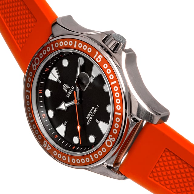 316L roestvrijstalen behuizing van chirurgische kwaliteit; Japans Miyota 2115 quartz uurwerk; Saffiergecoat mineraal kristal; Logo-gegraveerde roestvrijstalen achterkant; Uni-directionele bezel; Geschroefde kroon; Siliconen band; Logo-gegraveerde roestvrijstalen sluiting; Zwitserse Super-LumiNova-wijzers; Zwitserse Super-LumiNova-markeringen; Vergrote datumweergave; 45 mm kastdiameter; 20ATM waterbestendigheid (goedgekeurd voor professioneel diepduiken);