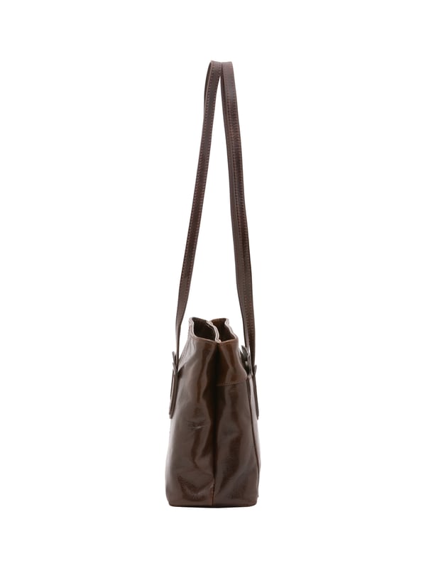 Bolso bandolera para mujer. El cierre es con cremallera. Los bolsillos internos son uno con cremallera. Los bolsillos externos son un frente abierto. Falta la correa para el hombro. El mango es de piel. Hay dos compartimentos internos. El material exterior es auténtica piel de vacuno. Internamente está forrado en algodón. Medidas: 23x30x12 cm. Hecho en Italia