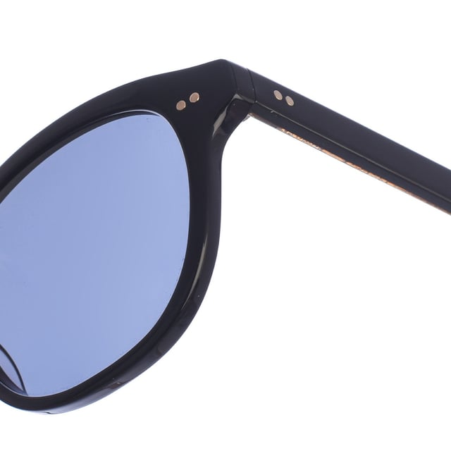 Gafas de sol Zen con montura de acetato.
Color Negro
Forma pantos.
Lentes de color Gris
Patillas de acetato.
100% Protección UV. 
Incluye una funda neutra de tela.

Medidas  Alto lente: 49 mm
Ancho lente: 48 mm.
Puente: 21 mm.
Patillas: 140 mm.

Limpieza y manutención:
-Limpiar las gafas con agua y jabón (neutro).
- No utilice paños sucios o abrasivos, que puedan alterar las características de los filtros.
- Utilice solo accesorios y repuestos originales.