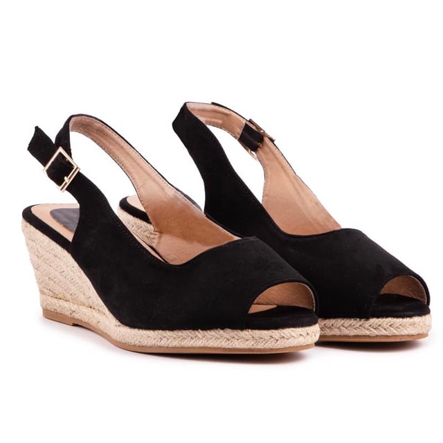 Poets je zomerse stijl af met deze comfy sleehak sandaal-meets-pump van Solesister. De espadrille jute sleehak wordt gecombineerd met een zwart bovenwerk met een verstelbaar enkelbandje. open teen en een wijdere pasvorm. De perfecte aanvulling op je looks voor warmer weer.