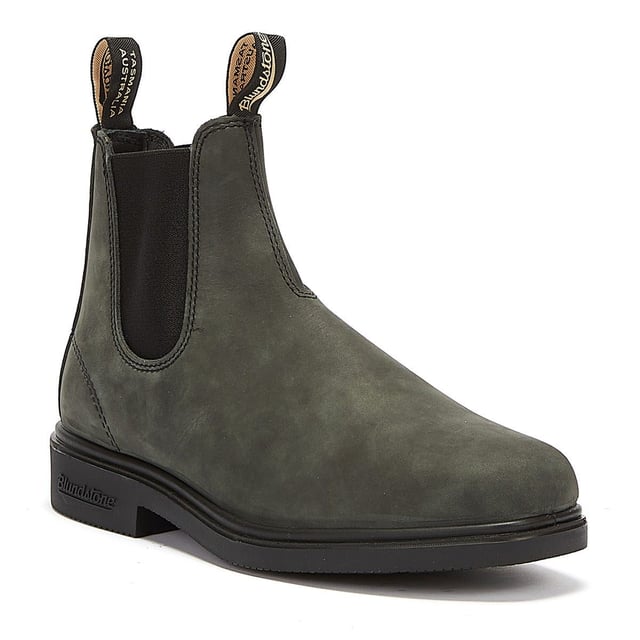 Una combinación de forma, función y comodidad inigualable, las botas Chelsea negras rústicas Blundstone 1306 son las botas ideales para la oficina, el bosque y cualquier otro lugar. Estas botas, confeccionadas en piel nobuck negra rústica de grano completo de primera calidad con un perfil esbelto y una punta cuadrada cincelada, rezuman estilo. Sin embargo, en el fondo siguen siendo botas Blundstone y vienen con el sistema SPS Max Comfort de Blundstone para una excelente absorción de impactos y una comodidad duradera, además de plantillas extraíbles, lo que le permite permanecer cómodo todo el día y garantizar que sus botas Blundstone se vean iguales después de temporadas de uso. Para los días de semana o los fines de semana, informales o formales, estas botas de vestir Chelsea Blundstone 1306 son las botas perfectas sin importar la ocasión. Parte superior de cuero negro de grano completo flexible que se adapta a tus pies mientras los usas Laterales elásticos negros y tiradores icónicos para ponérselos fácilmente La costura doble y el cuero de primera calidad garantizan una durabilidad duradera La suela exterior de TPU altamente duradera garantiza una excelente tracción en todos los terrenos y una durabilidad excepcional Sistema Blundstone SPS Max Comfort y resorte ergonómico en la puntera para una comodidad excelente Entresuela acolchada para comodidad durante todo el día Ligero y cómodo