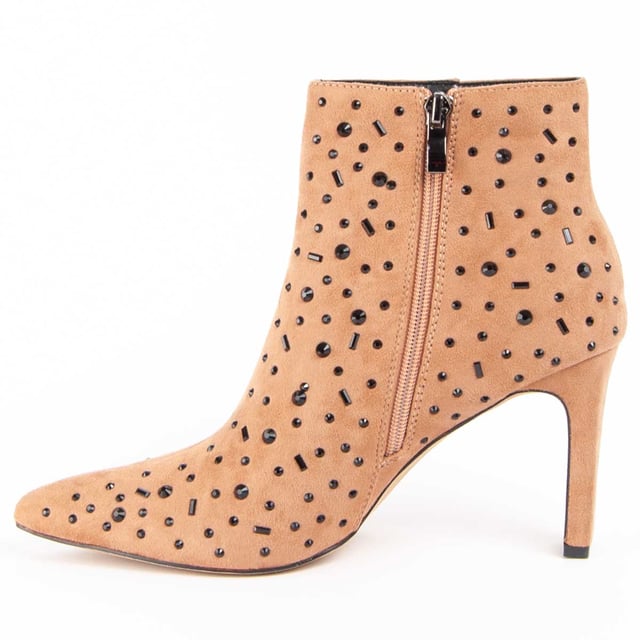 Women's ankle boots with heel. Comfortable fit. Cushioned natural leather insole. Manufactured by other brands for our brand. Approximate measurements: 8 cm heel, 16 cm high and 10 cm wide.