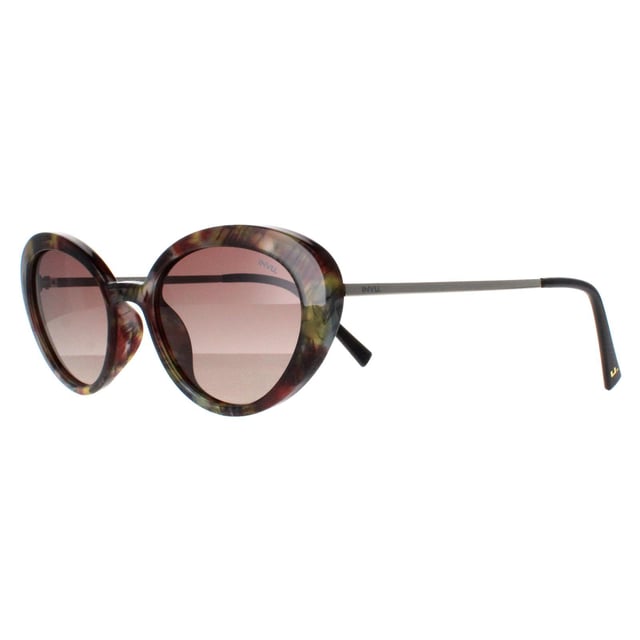 INVU Oval Womens Cloud Brown Sage Tortoise Brown Polarized B2108 Zonnebril Verhoog je elegantie met de INVU Designer Zonnebril model B2108C, gemaakt voor vrouwen die houden van tijdloze verfijning. Deze chique zonnebril heeft een ovaalvormig montuur van sage tortoise kunststof met slanke metalen pootjes, perfect gecombineerd met bruine gepolariseerde glazen met kleurverloop. Het B2108C model combineert een klassiek ontwerp met moderne functionaliteit en biedt superieure UV-bescherming en de hele dag comfort. Deze eersteklas zonnebril is verkrijgbaar met een uitzonderlijke korting op de normale verkoopprijs en is een must-have accessoire voor elke stijlvolle garderobe. Omarm luxe en maak een geraffineerd statement waar je ook gaat met INVU.