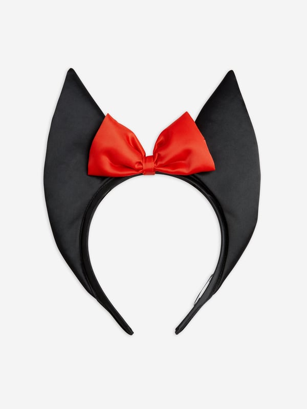 Presenting the Girls Bat Ears Satin Headband in Black - your girl's new wardrobe staple for AW2024. Key features of this designer piece by mini_rodini include:‚Unique Design: Shaped into cute bat ears, this headband is not your average hair accessory. It's an edgy and playful statement piece.‚High-Quality Material: Made of luxurious, silky satin that‚ôs gentle on your little girl's hair, ensuring ultimate comfort and longevity.‚Versatile Black: The timeless, sleek black shade complements any outfit, making it a versatile addition to your girl's wardrobe.Amplify your child's style with this adorable bat ears satin headband. Order now for a fashion-forward AW2024.